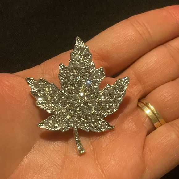 Leaf shaped brooch - Picture 4 of 5